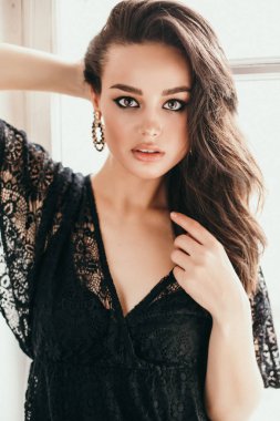 elbise moda şık şık dantel siyah saçlı güzel seksi kadın iç fotoğrafı