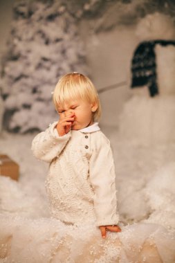 Tatil Noel fotoğraf içinde bir şekilde dekore edilmiş ev oyuncaklarla oynarken küçük sevimli çocuk