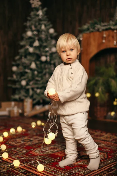 Holiday Christmas Fotó Aranyos Kisfiú Játszik Játékokkal Berendezett Lakásban — Stock Fotó