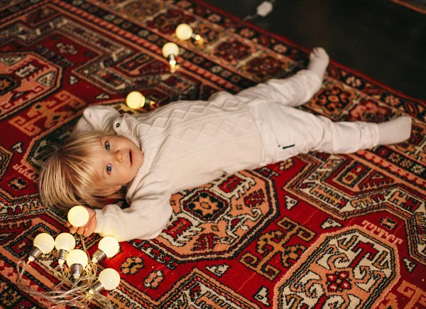 Christmas Wakacje Zdjęcie Małych Cute Chłopiec Bawi Się Zabawkami Domu — Zdjęcie stockowe