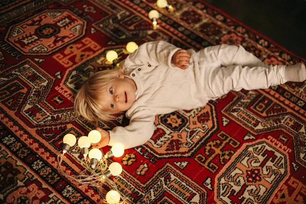 Holiday Christmas Fotó Aranyos Kisfiú Játszik Játékokkal Berendezett Lakásban — Stock Fotó