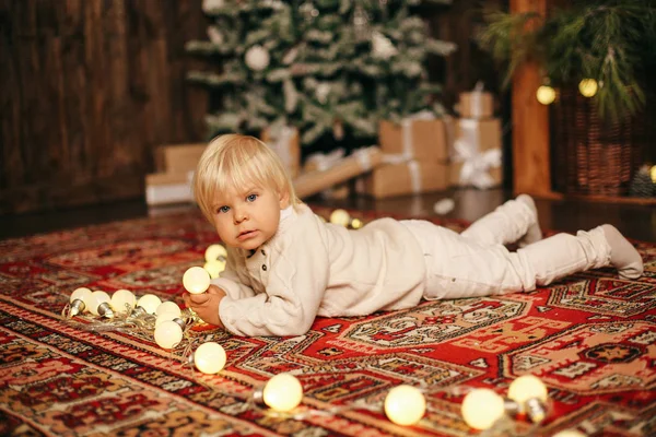 Μικρό Χαριτωμένο Αγόρι Παίζει Παιχνίδια Στο Διακοσμημένο Σπίτι Φωτογραφία Διακοπών — Φωτογραφία Αρχείου