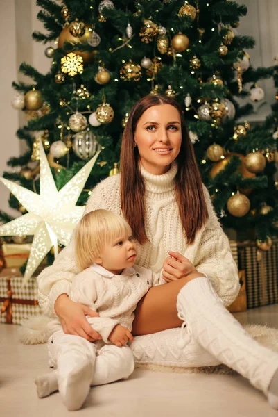 Férias Foto Natal Pequeno Menino Bonito Brincando Com Brinquedos Casa — Fotografia de Stock