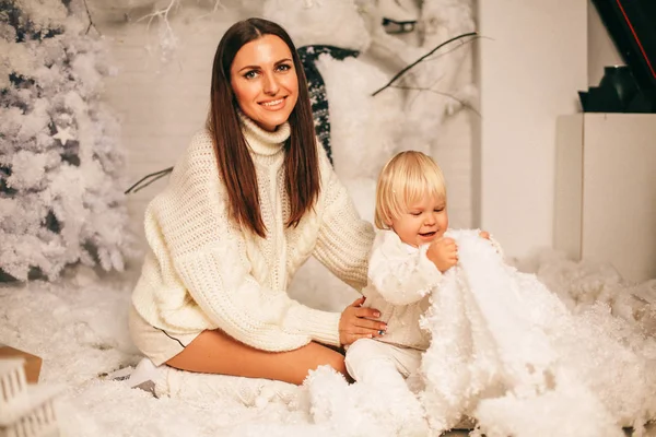 Urlaub Weihnachtsfoto Von Kleinen Netten Jungen Und Seiner Schönen Mutter — Stockfoto