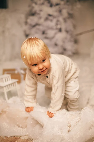 Holiday Christmas Fotó Aranyos Kisfiú Játszik Játékokkal Berendezett Lakásban — Stock Fotó