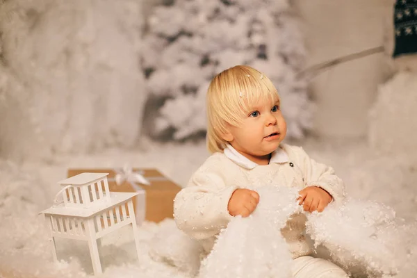 Holiday Christmas Fotó Aranyos Kisfiú Játszik Játékokkal Berendezett Lakásban — Stock Fotó