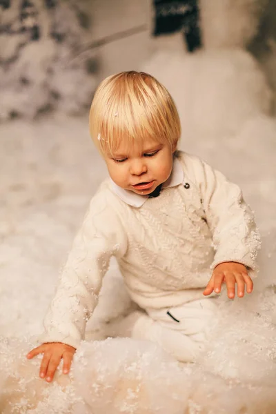 Vacances Photo Noël Petit Garçon Mignon Jouant Avec Des Jouets — Photo