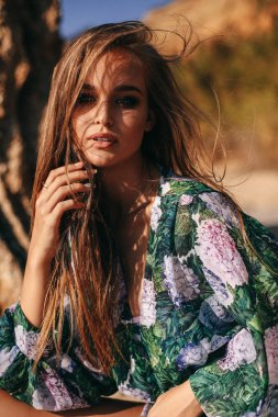 moda açık fotoğraf içinde zarif siyah saçlı güzel genç kızın takım rahatlatıcı yaz sahilde yüzme.