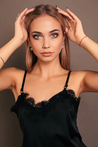 Modefoto Der Schönen Jungen Mädchen Mit Blonden Haaren Elegantem Schwarzen — Stockfoto