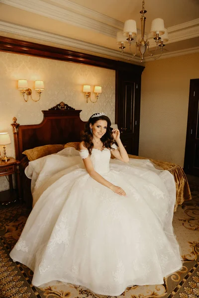 Módní Fotografie Interiéru Nevěsta Krásná Žena Tmavými Vlasy Luxusních Svatebních — Stock fotografie
