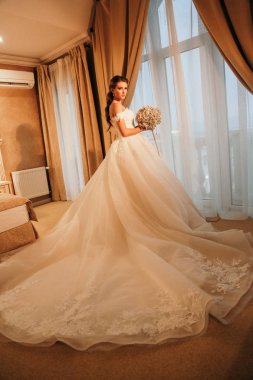 zarif iç poz lüks gelinlik siyah saçlı güzel kadın moda fotoğrafı