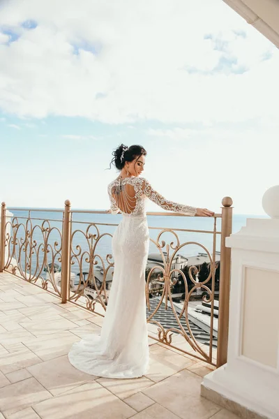 Modefoto Der Schönen Frau Braut Mit Dunklen Haaren Luxuriösen Hochzeitskleid — Stockfoto