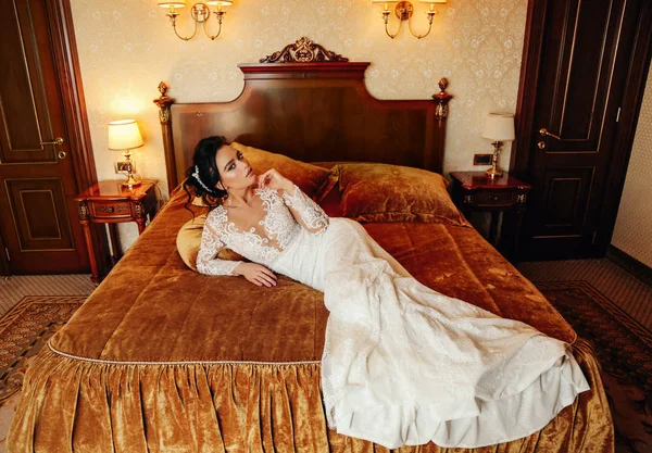 Modefoto Der Schönen Frau Braut Mit Langen Dunklen Haaren Luxuriösen — Stockfoto