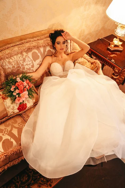 Foto Moda Bella Sposa Donna Con Lunghi Capelli Scuri Abito — Foto Stock