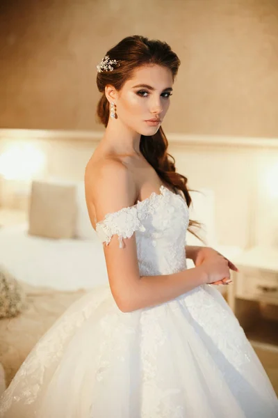 Modefoto Der Schönen Frau Mit Dunklen Haaren Luxuriösem Hochzeitskleid Posiert — Stockfoto
