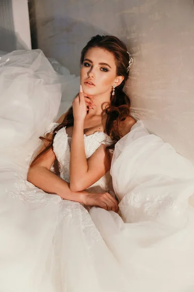 Divat Fotó Gyönyörű Sötét Hajú Luxus Esküvői Ruha Elegáns Belső — Stock Fotó