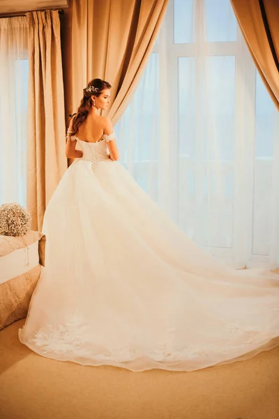 Foto Moda Bella Donna Con Capelli Scuri Abito Sposa Lusso — Foto Stock