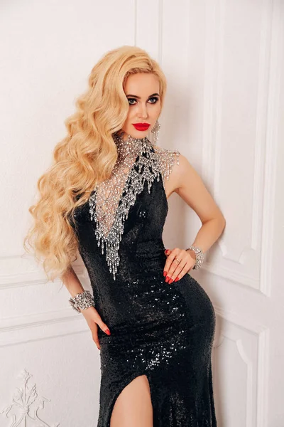 Modefoto Der Schönen Sinnlichen Frau Mit Langen Blonden Haaren Luxuriösen — Stockfoto