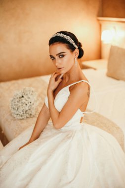 lüks düğün dres koyu saçlı güzel şehvetli gelin