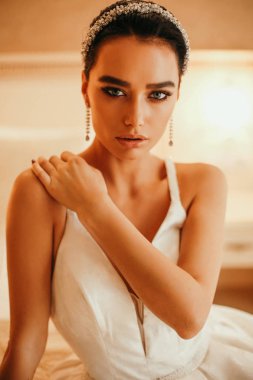 lüks düğün dres koyu saçlı güzel şehvetli gelin