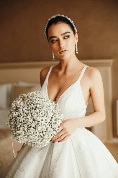 Wunderschöne sinnliche Braut mit dunklen Haaren im luxuriösen Hochzeitsdres — Stockfoto