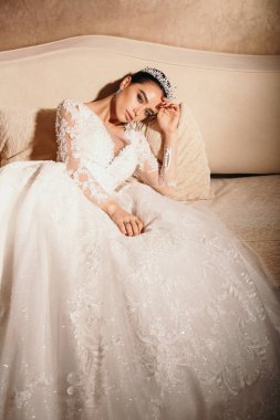 lüks düğün dres koyu saçlı güzel şehvetli gelin