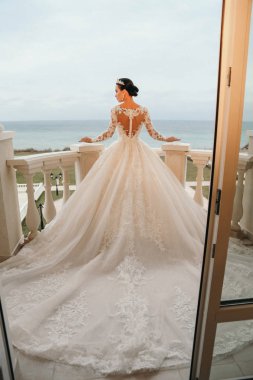 lüks düğün dres koyu saçlı güzel şehvetli gelin