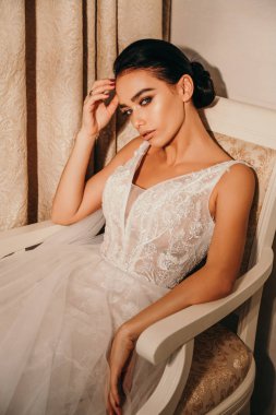 lüks düğün dres koyu saçlı güzel şehvetli gelin