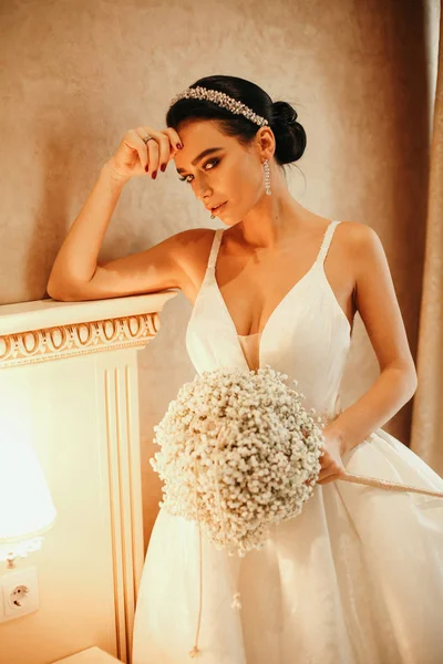 豪華な結婚式のドレスに黒髪の美しい官能的な花嫁 — ストック写真