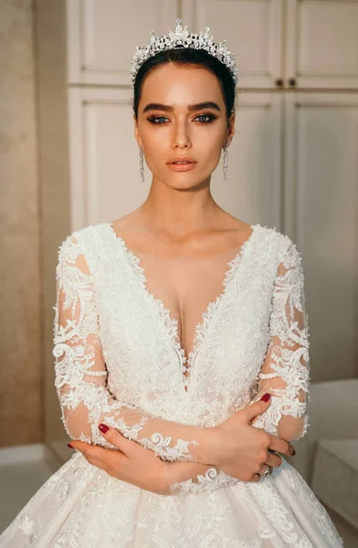 Hermosa novia sensual con cabello oscuro en lujosa boda dres — Foto de Stock