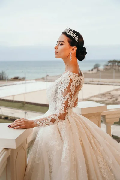 Krásné smyslné nevěsty s tmavými vlasy v luxusní svatební šaty — Stock fotografie