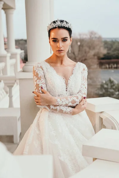 Hermosa novia sensual con cabello oscuro en lujosa boda dres — Foto de Stock