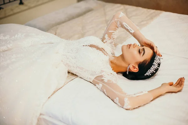美丽的性感新娘与黑头发在豪华的婚礼 dres — 图库照片