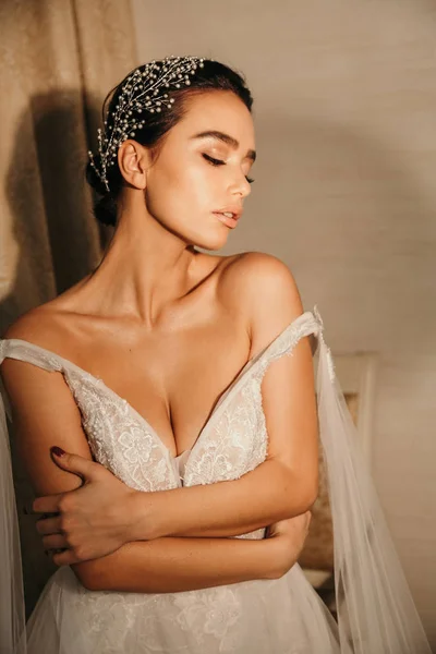 Mooie sensuele bruid met donker haar in luxe wedding Dress — Stockfoto
