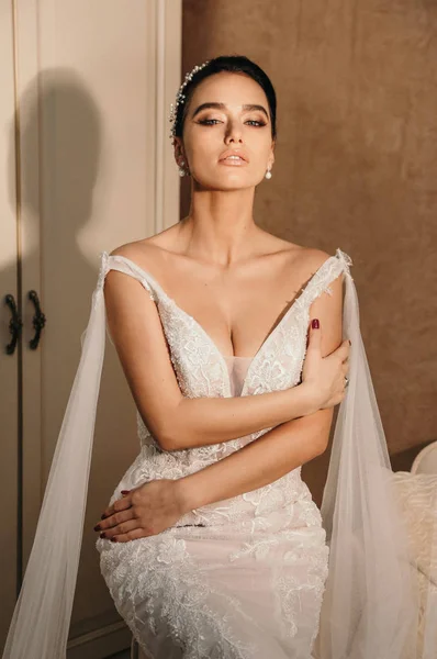 Beautiful sensual bride with dark hair in luxurious wedding dres — Stock Photo, Image