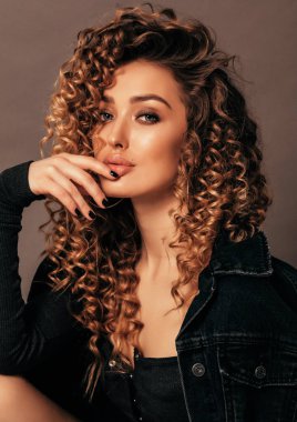 zarif bez uzun sarı kıvırcık saçlı güzel seksi kadın