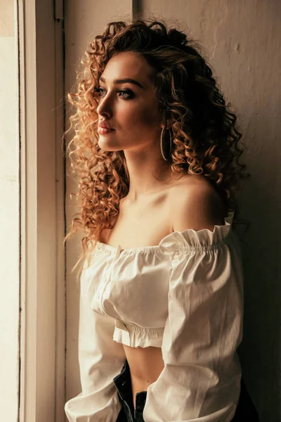 우아한 옷감에 긴 금발 곱슬 머리를 가진 아름 다운 섹시 한 여자 — 스톡 사진