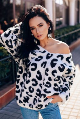 rahat kıyafetler tarafından yürüyüş koyu saçlı güzel kadın 