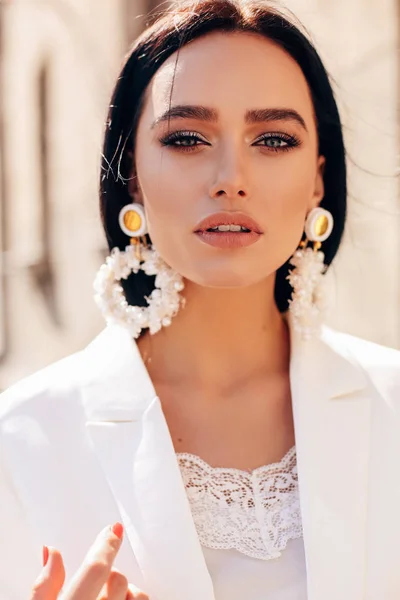 Hermosa mujer con cabello oscuro en elegante traje blanco y accesso —  Fotos de Stock