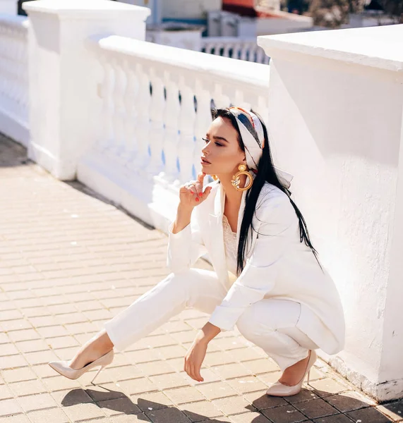 Beautiful woman with dark hair in elegant white suit and accesso — Stock Photo, Image