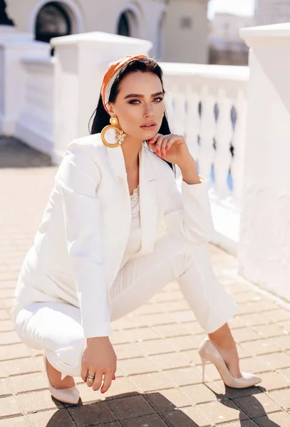 Hermosa mujer con cabello oscuro en elegante traje blanco y accesso —  Fotos de Stock