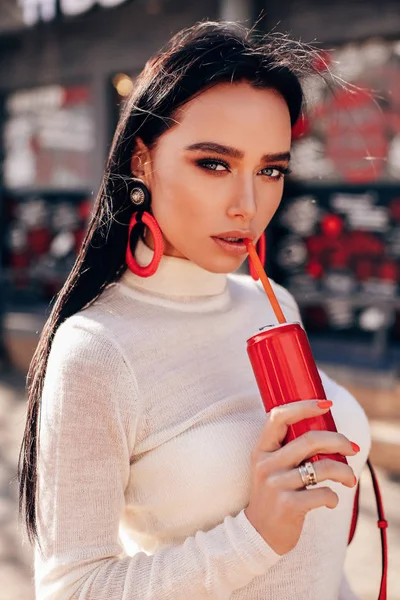 Hermosa mujer con cabello oscuro en ropa casual caminando por la —  Fotos de Stock