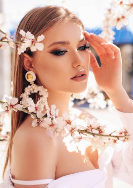 güzel genç kadın zarif elbise ve lüks küpe po