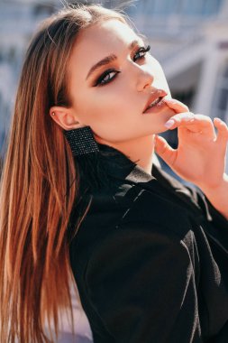 zarif kıyafeti tarafından yürüyüş sarışın saçlı güzel kadın