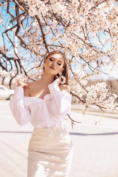 Hermosa mujer joven en vestido elegante y pendientes de lujo po — Foto de Stock