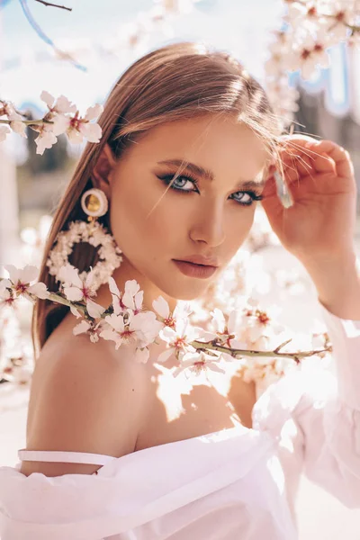Mooie jonge vrouw in elegante jurk en luxe oorbellen po — Stockfoto