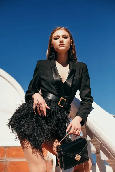 Hermosa mujer con el pelo rubio en traje elegante caminando por la —  Fotos de Stock