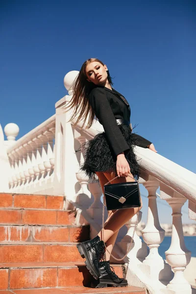 Schöne Frau mit blonden Haaren im eleganten Outfit, die an der — Stockfoto