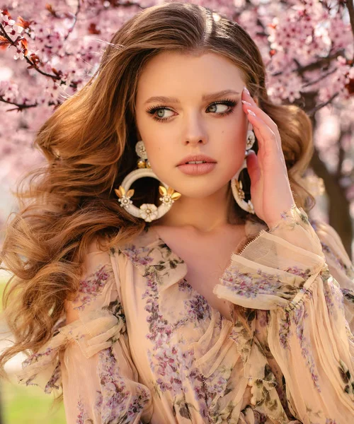 Beautiful young girl with natural hair color in elegant clothes — Stock Photo, Image