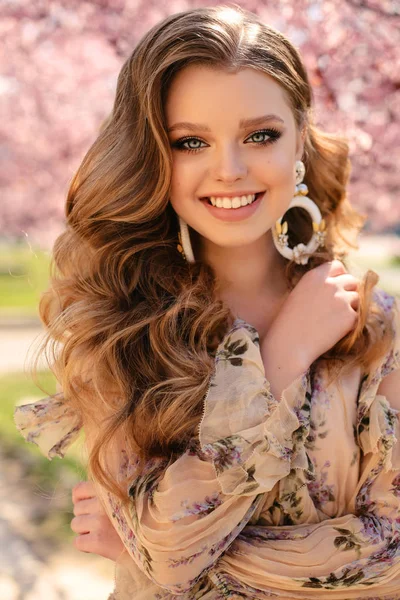 Beautiful young girl with natural hair color in elegant clothes — Stock Photo, Image